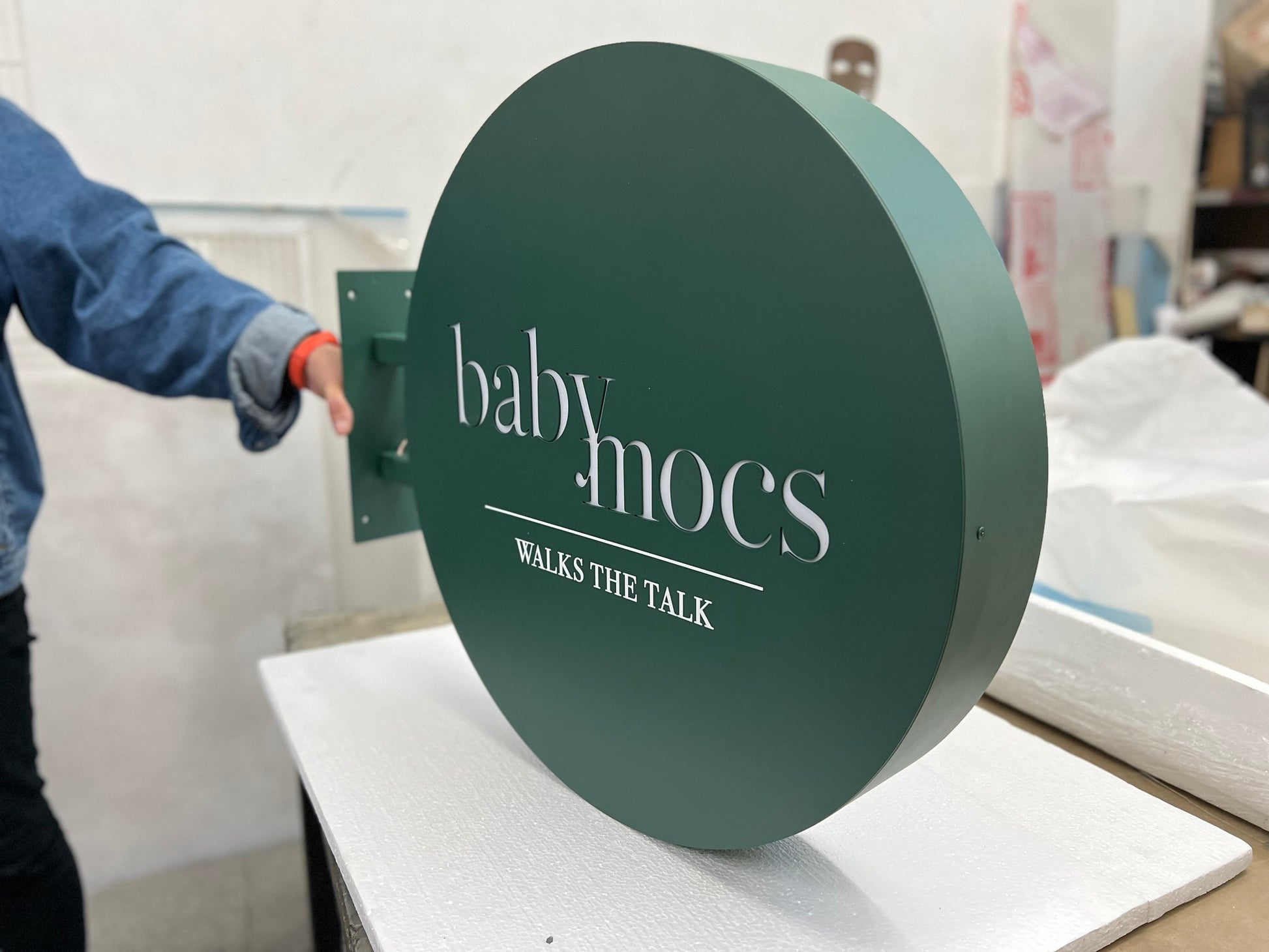 Illuminated Round Blade Sign – metallionaire